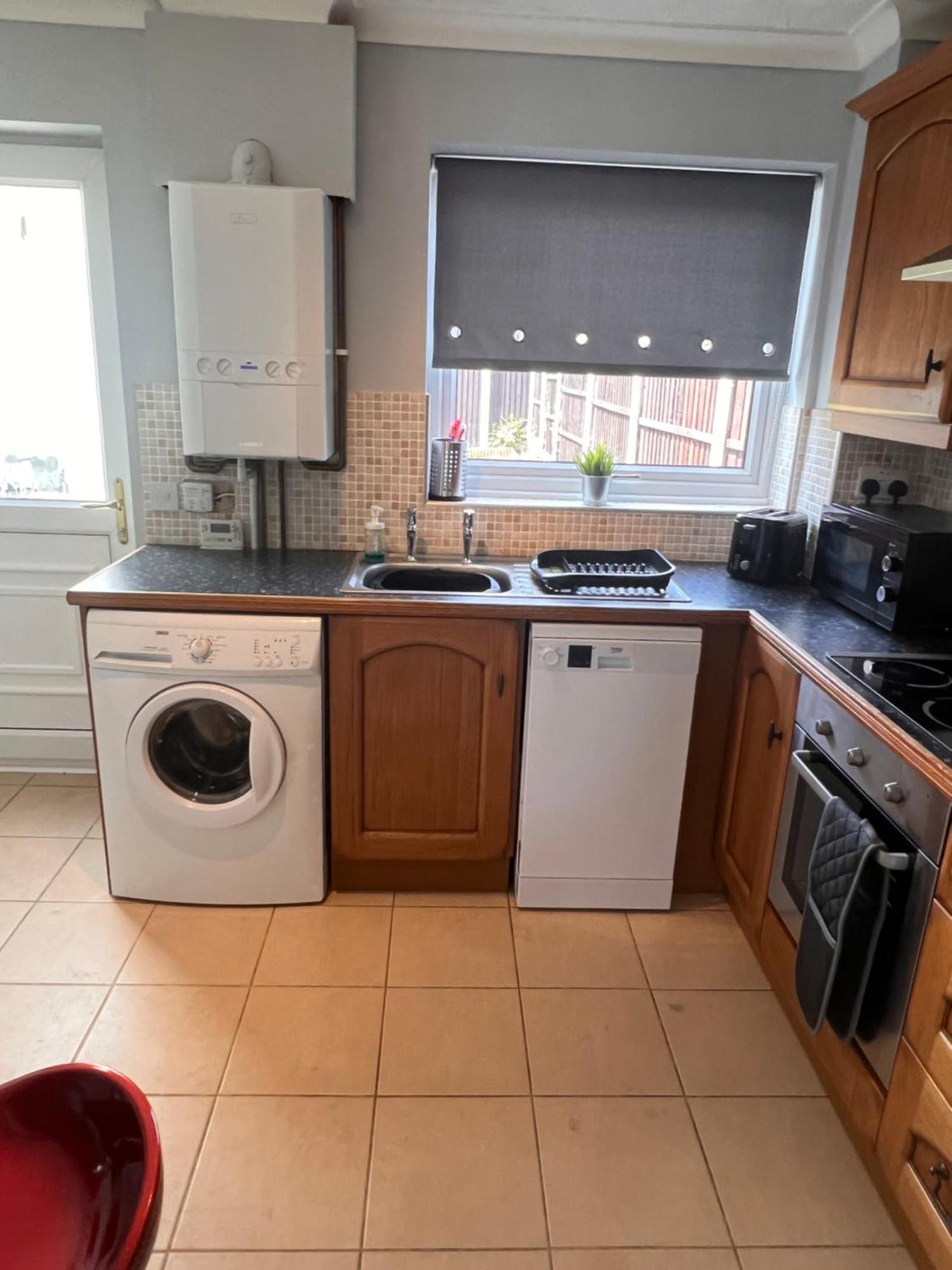 Contractors Or Family House - M1 Nottingham - Ikea Retail Park - Catkin Drive - 2 Bed Home With Driveway, Private Garden, Sleeps 4 - Tv'S In All Rooms Giltbrook Exterior foto